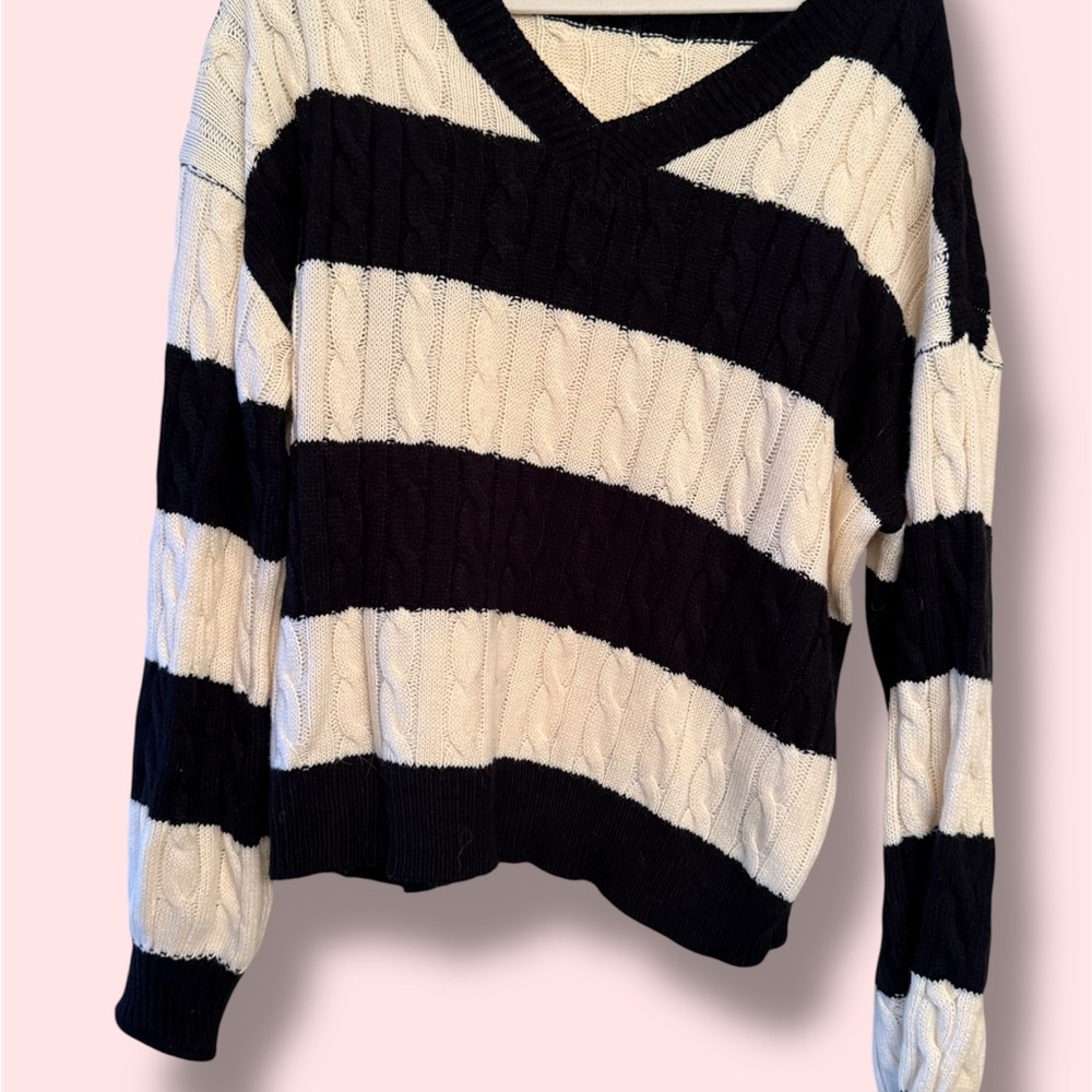 Striped V-Neck Sweater - Black and Cream

Vidal stylish sweater